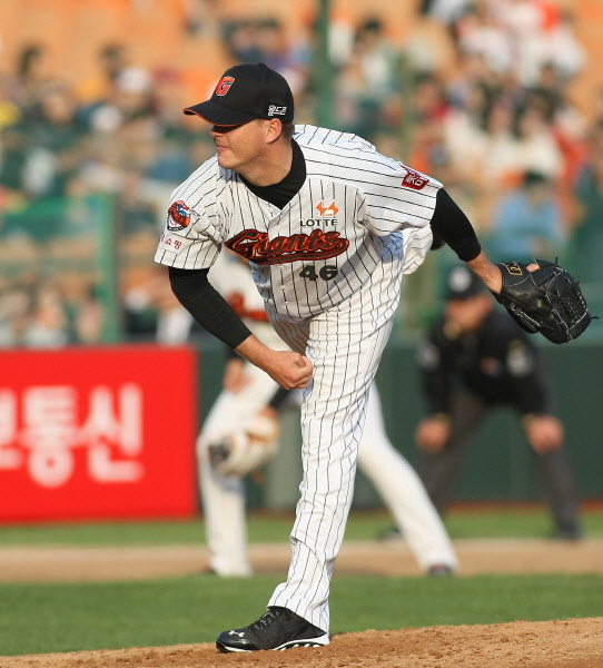 롯데의 승리를 위해 역투하는 옥스프링선수